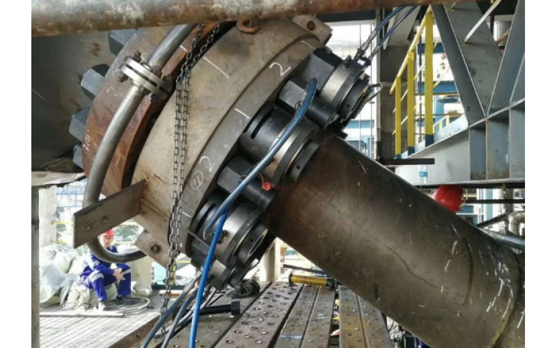 化肥氨合成塔顶盖螺栓预紧客户选用开云kaiyun(中国)KWZK液压螺栓拉伸器